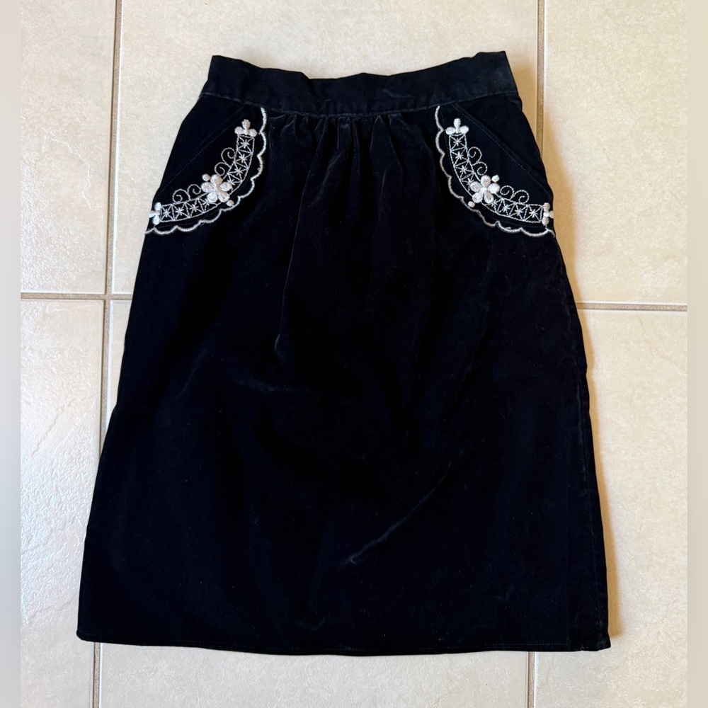 Vintage Union Made ILGWU Girl’s Size 6 Black Velvet Embroidered Pockets Skirt